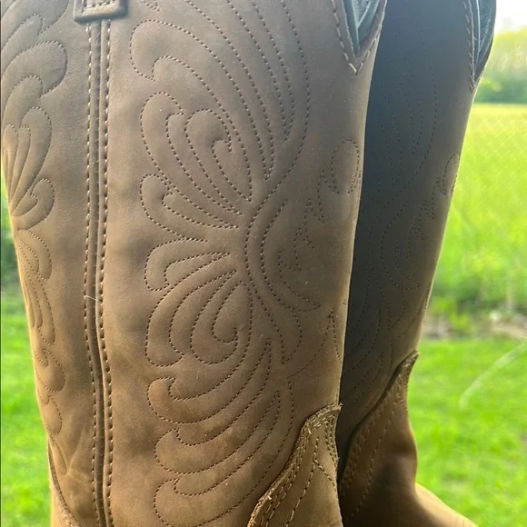 Brown Heeled Boots with Timeless Western Style - Picture 4 of 7